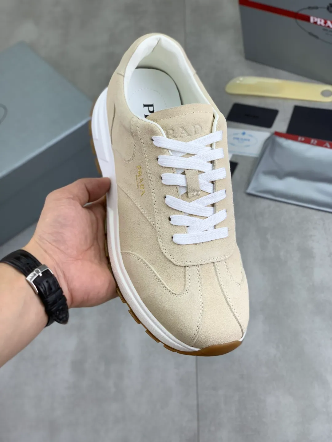 Men's Men's Shoes 💰P560 💰【New Style】 The latest model of high-quality PRADA classic men's shoes has been launched on the official website at a 1:1 replica, synchronized in Hong Kong and on the same catwalk; all made of calfskin➕imported cowhide lining, 🍡🍡original rubber outsole, non-slip and wear-resistant; comfortable on the feet, attractive style, fine workmanship, and simple and neat shoe lasts, highlighting a man's courage and toughness, 👍size 38 to 44 (45 can be customized) black White color🉑️choose
